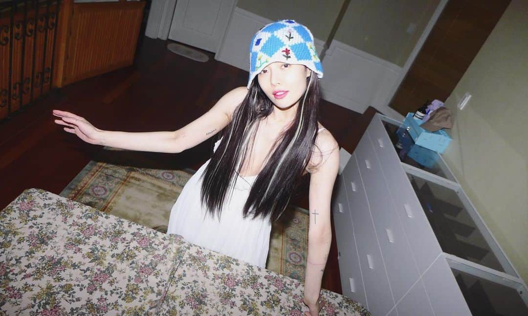 ヒョナ さんのインスタグラム写真 - (ヒョナ Instagram)「💙🤍✨」2月10日 22時36分 - hyunah_aa