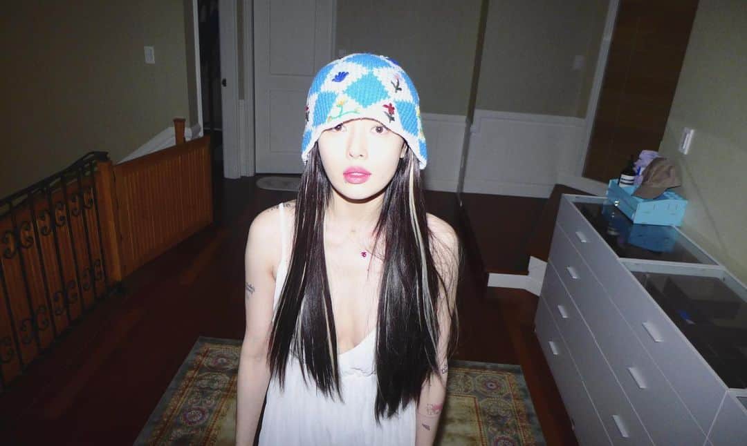 ヒョナ さんのインスタグラム写真 - (ヒョナ Instagram)「💙🤍✨」2月10日 22時36分 - hyunah_aa