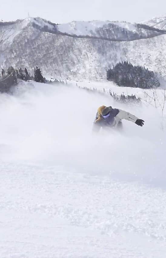 泉ひかり（パルクール）のインスタグラム：「#神立スノーリゾート （@insta.kandatsu ）の #ミルキーウェイ 🏂❄  めちゃくちゃ景色きれいだったけど、両側落ちたら大変なことになる場所で、初心者泉は攻めれんかった😂  動画は神立スノーリゾートのアンバサダーの菅谷佑之介さん @yuhnosuke.sugaya にXperia の photography proで撮って頂きました✨  スタビ無しの手持ちでここまで撮れるの凄すぎる…！  色んなトリック教えてもらったので、またスノボー行くときに練習したい✊  📸 @yuhnosuke.sugaya  📱 @sony_smartphones  🏔 @insta.kandatsu   #スノーボード #スノボ女子 #スノボー初心者 #滑ってるだけで楽しい」