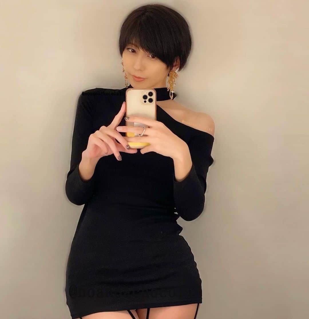 乃亜のインスタグラム：「肩出しボディコンワンピースを着て自撮り❤︎ . . . #鏡越し #鏡越しショット」