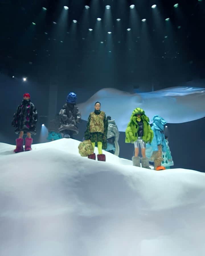 モンクレールのインスタグラム：「Underwater futurism.   Debuted at our global #MONDOGENIUS event, the launch of the Moncler + @Dingyun_Zhang collection presents epic volumes and otherworldly silhouettes. Explore the designs on Moncler.com.  #MONCLERGENIUS #MONCLERDINGYUNZHANG」
