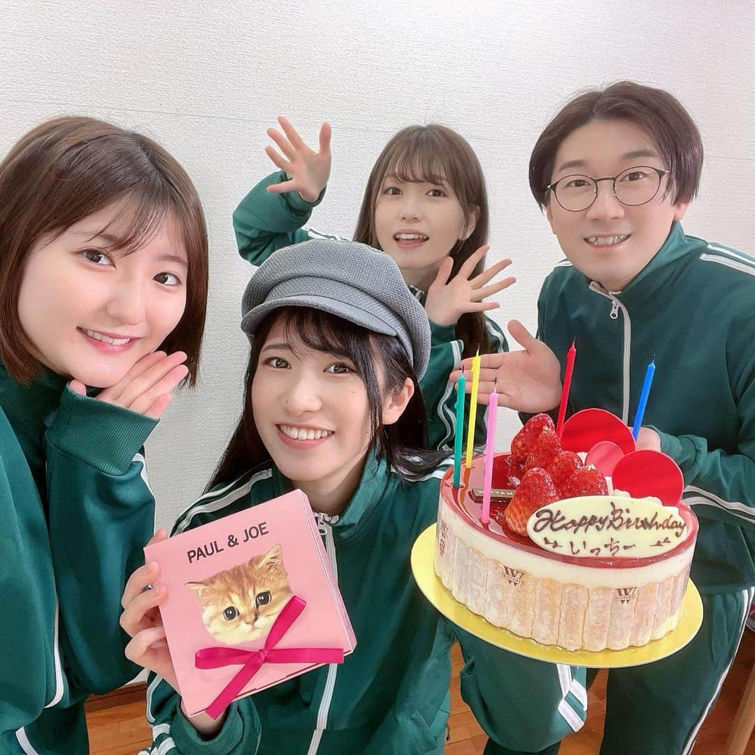 加藤一華さんのインスタグラム写真 - (加藤一華Instagram)「. ボンボンメンバーに少し早めの 誕生日サプライズしてもらった😭🎉  撮影後だったから イカゲームなジャージ姿ですが🦑笑  dazzlinのキャスケットと PAUL&JOEのリップ😳🐈💄 すてき🤦🏻‍♀️うれしすぎー！！！✨  ケーキも美味しくいただきました🍰💖 みんな忙しい中準備してくれて ほんとにありがとう…っ！！！🥲  あ、誕生日はまだです！ 2月14日、もうすぐです…🥳どきどき  #ボンボンTV #誕生日サプライズ #happybirthday  #ありがとう #ハッピーすぎ #キャスケット大好き」2月10日 23時27分 - ichika_kato