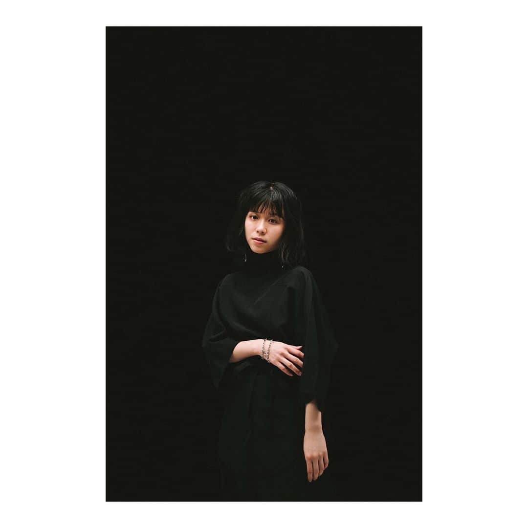 飯田祐真のインスタグラム：「足元の悪い中本日はありがとうございました！ 明日11日は13時過ぎ頃から在廊させていただきます 雪もあるようなので、お越しの際はお気をつけください☃️ お待ちしてます！  photo 時永大吾 hair makeup 椿えりか styling 内堀悠香  青山裕企 × 時永大吾 ユカイハンズ 師弟写真展 「ゆまちゃんと、飯田祐真。」  ２／３（木）〜１３（日） １３：００〜１９：００ ※休廊日 月・火・水 早稲田 YUKAI HANDS Gallery yukaihands-gallery.net/79」
