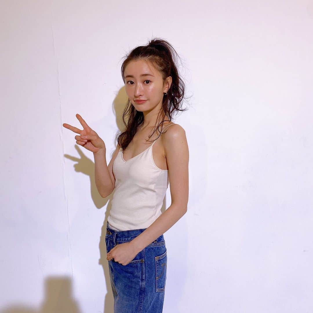 松本まりかのインスタグラム：「いぇい✌️今日のさつえいおわり！ 雪は見れなかった、ナ このあとは宿題。 最近は夜な夜な夜なべして、ね👼  なんかね、このオフショット肌感生々しいのが面白かったのだけどインスタあげると画像が悪くなっちゃうの、、ピクセル数を変更したいけどさっぱりだ。わかるひとー？  @ar_magazine #offshot  ar編集部さんが撮ってくれました♡」