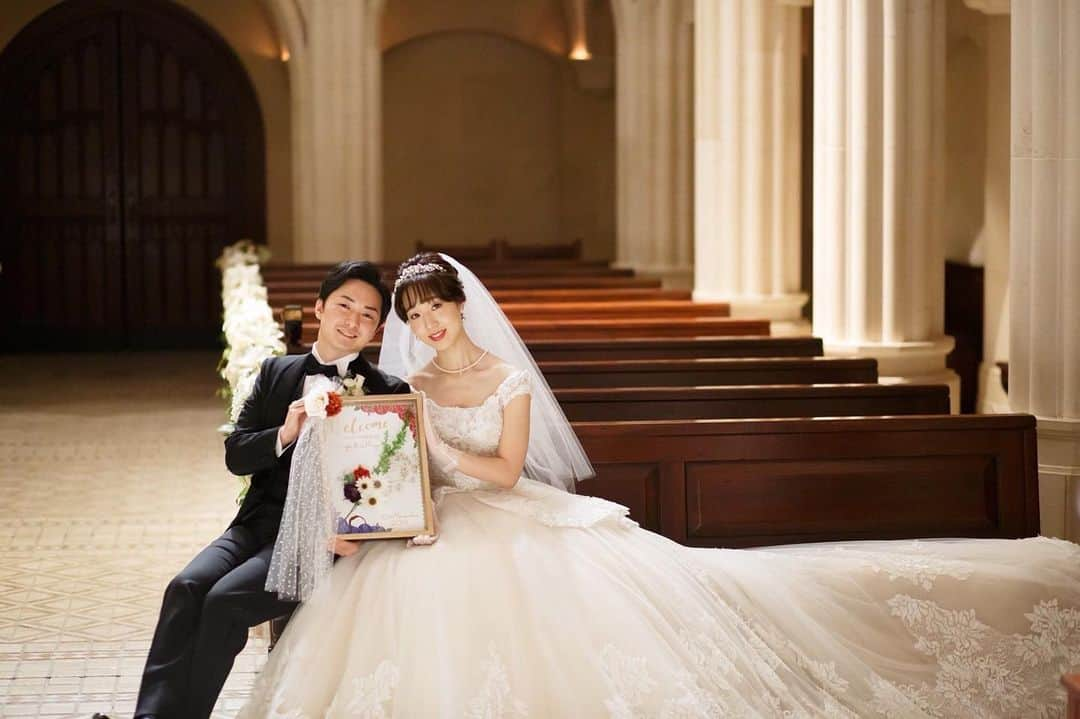 JUNO TENJINのインスタグラム：「Real wedding   　 ホテル日航福岡にて挙式を挙げられたお客様より 素敵なお写真が届きました🕊 　 ご結婚式をとても楽しみにされておりました ご新婦様のご両親様と一緒にセレクトされた 運命の一着は @inesdisanto  　 レースをふんだんにあしらった クラシカルなウェディングドレスに合わせて ブラックのタキシードをセレクトされたご新郎様 　 上質な空間にぴったりのお二人のコーディネートが 魅力の一枚となりました🕊 　 　 #ホテル日航福岡 #ホテル日航福岡ウェディング  #チャペルプリエール #hnf花嫁 #junowedding #juno天神本店 #realwedding #weddingdress  #inesdisanto #結婚式 #ウェディングドレス」