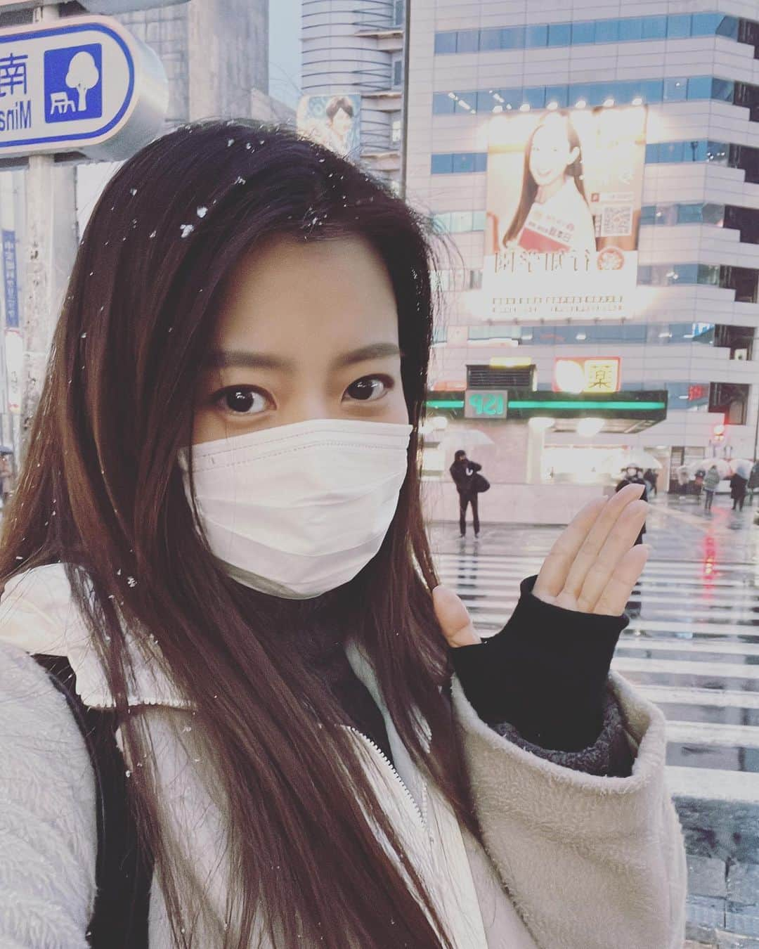 段文凝さんのインスタグラム写真 - (段文凝Instagram)「2022年東京で二回目の雪を見ました❄️ ついでに私の池袋のポスターも引き続きよろしくお願いしますネ😜テヘヘ〜 #ゆき #池袋 #ポスター」2月10日 23時55分 - duan_wen_ning