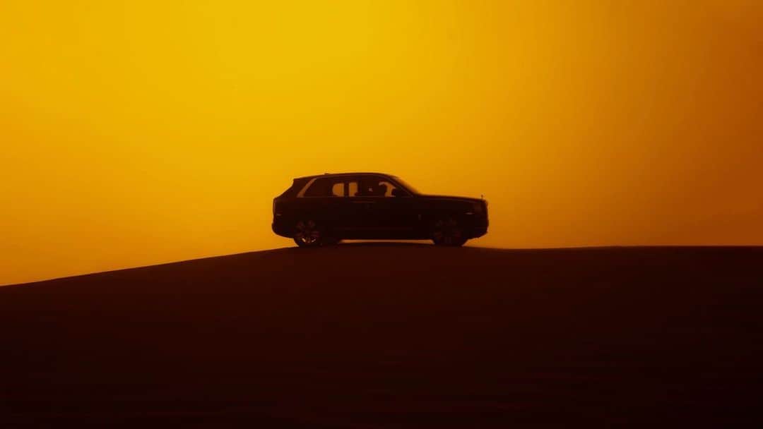 ロールス・ロイスのインスタグラム：「In this instalment of the #SpiritofRollsRoyce, Khalid and his Cullinan  venture with robust confidence across stunning locations in Abu Dhabi, United Arab Emirates.  Defeating extreme desert sands and gliding gracefully through the city, Khalid speaks to the unprecedented capability of the world’s most comfortable, secure, and luxurious SUV.  Watch other episodes of the Spirit of Rolls-Royce on YouTube; link in bio.  #RollsRoyceCullinan  — NEDCcorr (combined): CO2 emission: 348 g/km; Fuel consumption: 18.6 mpg / 15.2 l/100km. WLTP (combined): CO2 emission: 368-377 g/km; Fuel consumption: 17.12-17.55 mpg / 16.1-16.5 l/100km. Further information: www.rolls-roycemotorcars.com/en_GB/information/fb-dat-wltp.」