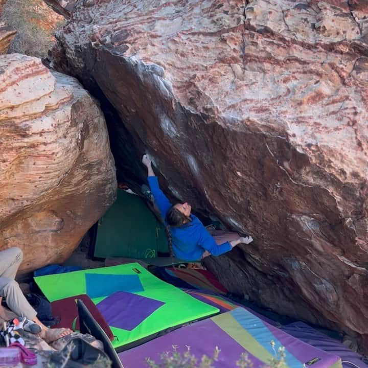 アレックス・パッチシオのインスタグラム：「“Power Save” V12 ✅ ( yes I know that’s not the correct given name for the climb, but that’s what my friend called it and I like it.) ☺️ . Another day another climb.  This one is maybe not the coolest in Red Rocks, but still psyched to have climbed it on the quick. ✌️ . Love the support from my friends, @sashadigiulian @robinoleary @aussiedogleo @moosechaga  . @scarpana @organicclimbing @roap.c @puccioleary @frictionlabs @kayaclimbing」