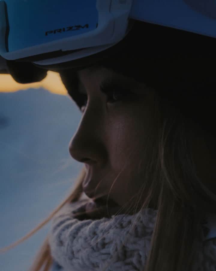 ヘレン・マロウリスのインスタグラム：「Chills! ❄️And not because it’s the Winter Olympics or because @chloekim just repeated with  #gold again!! 🥇I can’t help but think of my parents watching this film. They have been with me every step of the way to the Olympic  Games. Be inspired by this story from @proctergamble. Who inspires you along in your journey?   #ThereWithMe #sponsored #proctorandgamble #winterolympics #beijing2022 #goldmedal #chloekim #parents #inspiration #wrestling #athletes」