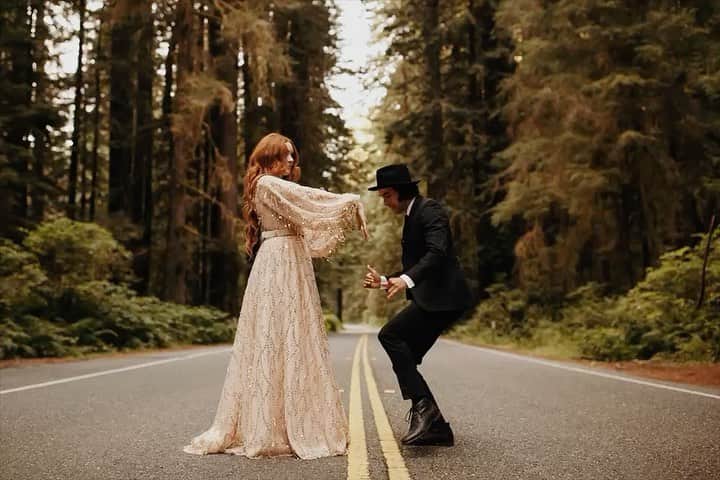 ヴィック・フエンテスのインスタグラム：「Dancing because it’s my birthday today, getting married in a couple months to the love of my life, planning big things with @ltdfoundation , putting out new @piercetheveil music, and finally playing shows again! Lots to be thankful for! 🖤」