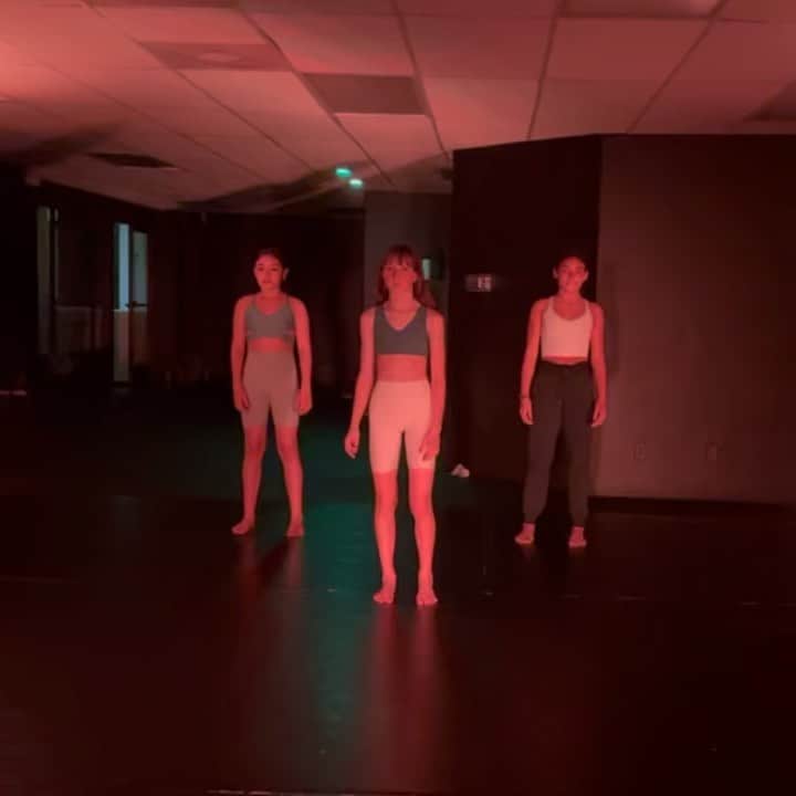 のインスタグラム：「@_violet.morales_  @mia.nicole.09  @roomone.space  Nights with the 👸🏻」