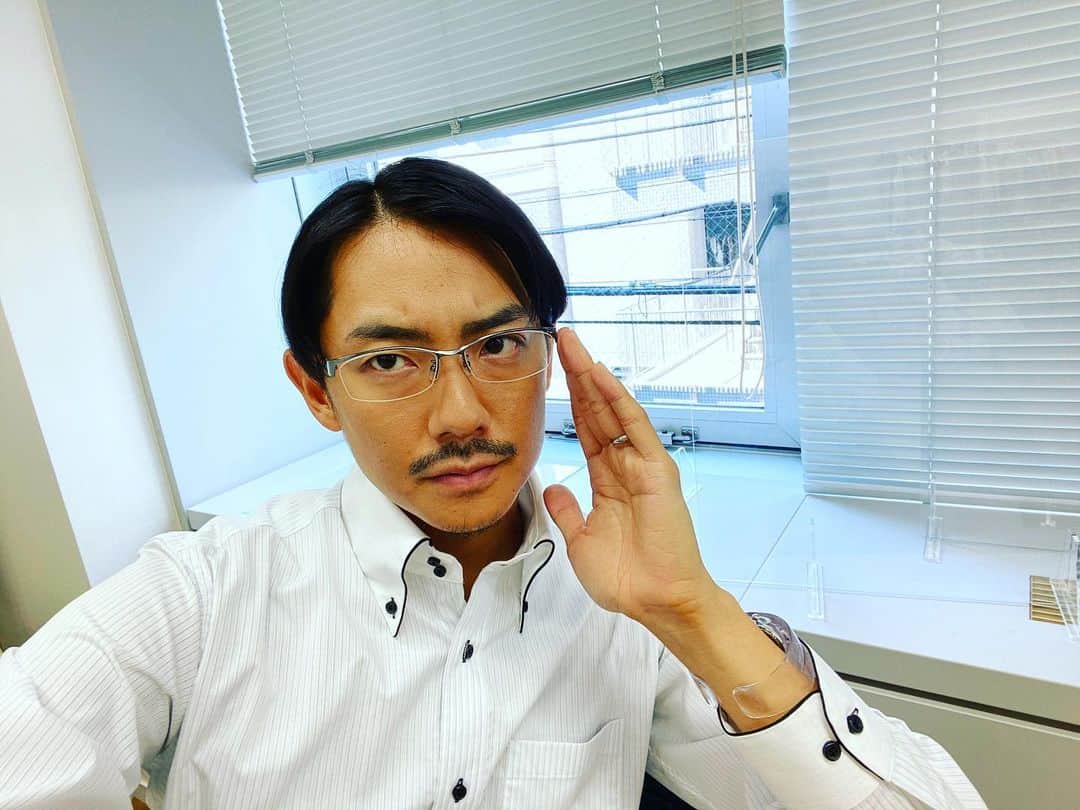 長田成哉のインスタグラム：「お知らせです。  4月18日（月） 午後10：00スタート カンテレ・フジテレビ系  月10新ドラマ「恋なんて、本気でやってどうするの？」（＃恋マジ）に ヒロインの純が勤める相良製陶の キャラ強め系上司 「青田課長」として、参加させてもらいました。  お察しの通りちょっと色々ビジュアルが クセ強めとなっておりますが 「こんな訳わからんファッションセンスなのに、めちゃくちゃ美人の嫁さんと1歳の娘が居る」という自分で作った設定でやってます。笑  その辺も踏まえて、 恋に仕事に悩む純の周りでチョロチョロと独特なファッションセンスで 働いていますので、 是非探して楽しんで下さい✌️😎  #恋マジ」