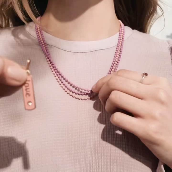 アレックスアンドアニのインスタグラム：「Have you met our ball chain necklaces? Clip on your favorite charms and create a layered look that’s uniquely yours.  #necklacelayering #throwbackvibes」