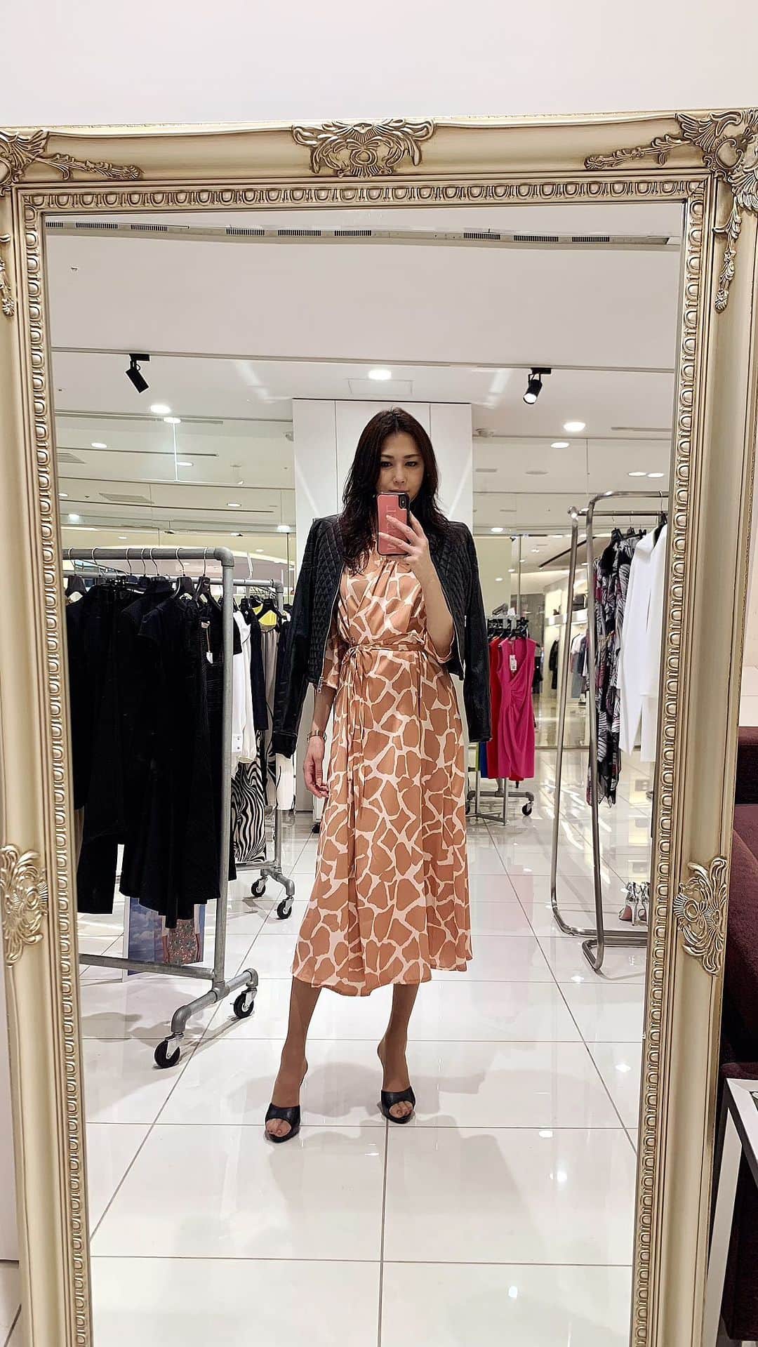 のインスタグラム：「春めいてくると 新しいお洋服が 着たくなりますねー♡  毎日の歩くをもっと楽しく！ ランウェイのように歩きたい♡ by WALKNISTA👠  📍インポートショップ @shop_euroworks   #インポートセレクトショップ #ファッションコーデ #40代ファッション #革ジャン #リナシメント #ウォークニスタ #walknista #服だって歩いて決める #ウォーキング #どこでもランウェイ #歩く力」