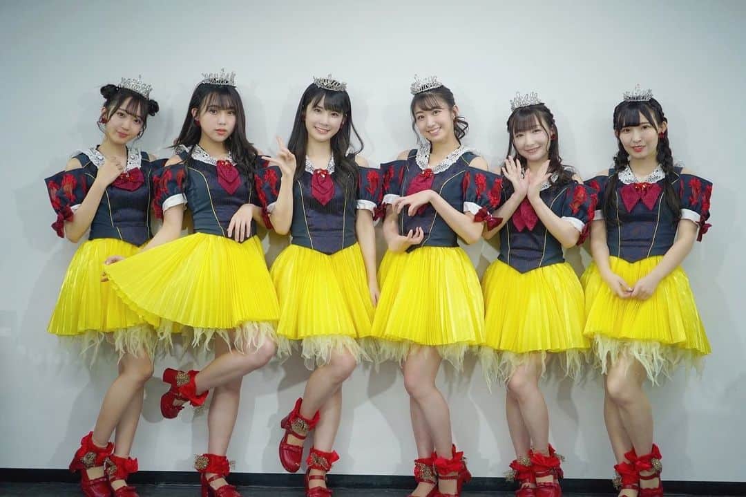 のインスタグラム：「snow white🍎❄️💛 . . 可愛い衣装とは対照的に、嫉妬の気持ちを歌った「消えて、白雪姫」🎶😈💋  カップリングの「消せない、七つの星」はアニメ「DD北斗の拳2 イチゴ味＋」のエンディングテーマでした🍓 . . この曲のダンスが好きで、当時ユースだったのでステージの袖で眺めながら振り付け覚えてたなぁ…♡懐かし☺️☺️ . . #snowwhite #白雪姫 #princess #放課後プリンセス #放プリ #アイドル #アイドル衣装 #idol #japaneseidol #houkagoprincess」