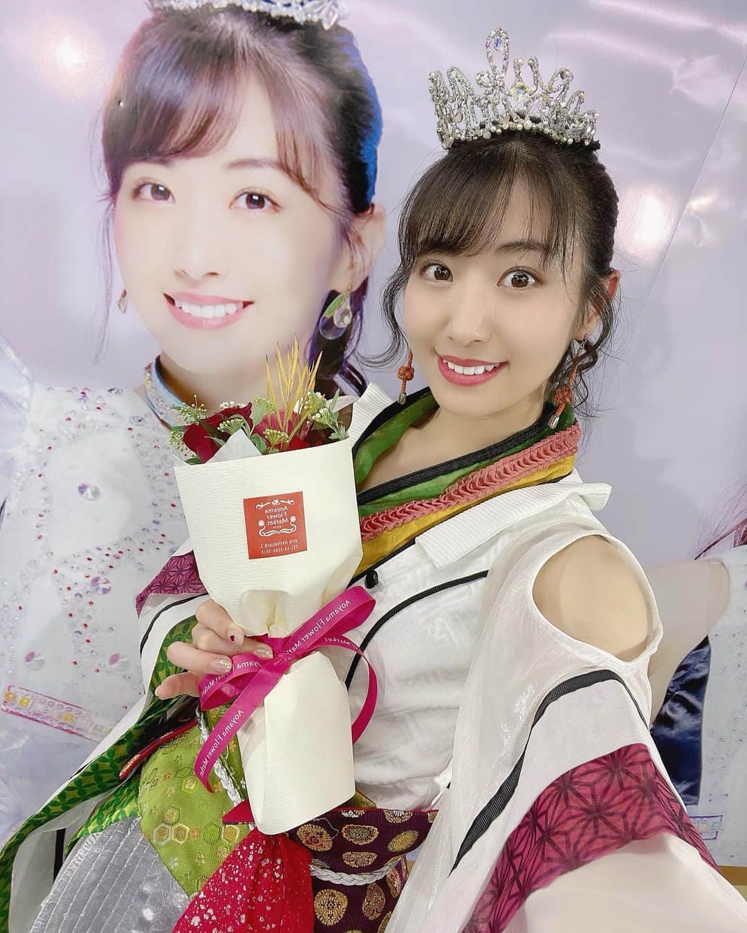 のインスタグラム：「お慕い申しています…🌝♡ . . かぐや姫衣装🌜 . . 先日、ラストソフマップ公演を終えました🎤 2017年の年明けから定期公演が始まり(それ以前も何度も立たせていただいてましたが)、コロナ禍で一時中止されていたもののその後再開され、オンライン定期公演という新たな形でライブをお届けできるようになりました🌷 . . このご時世、ソフマップさんで毎週オンラインライブをさせていただけることは本当にありがたくて。ここで出会えた方も沢山いらっしゃいますし、何よりアットホームで温かな雰囲気が大好きでした♡ . . いくつもの大切な場面を過ごしてきたソフマップ。 本当にお世話になりました！有難う御座いました🌝✨ . . #かぐや姫 #輝夜に願いを #アイドル  #アイドル衣装 #放課後プリンセス #放プリ #idol #japaneseidol #japanesegirl #まふまふさん」