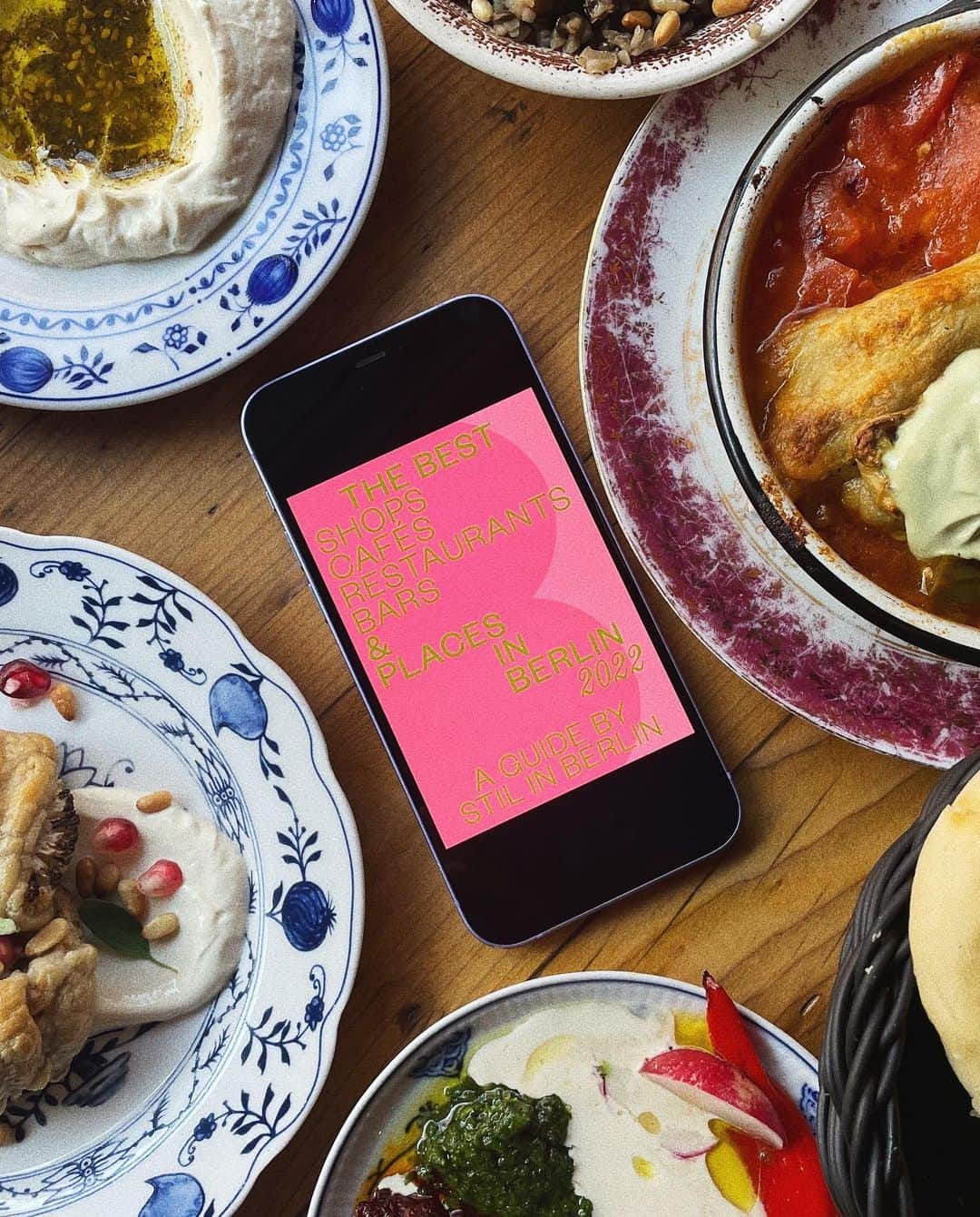 STIL IN BERLINのインスタグラム：「The Best Places in Berlin 2022 - A Guide by Stil in Berlin - - 126 hand-picked tips in the whole city – including 24 new additions!. Feel like you’ve seen this? Okay, so I wasn’t happy about the color choices I made back in December, so I changed it! Now it’s less readable on a photo, BUT pink and green is one of my most fav color combos.   Get the pdf immediately at the link in bio for 4,90 € - ENJOY!  Photo taken at @cafe_pilz 🍄 ♥️   #berlinfood #berlinrestaurant #berlinguide」