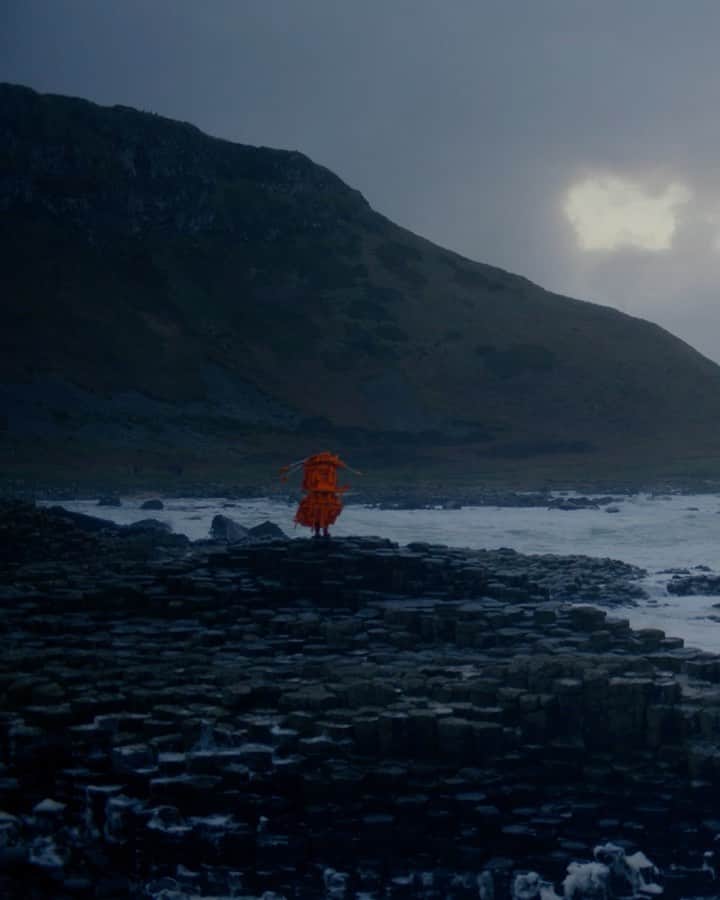 モンクレールのインスタグラム：「The wild beauty of Northern Ireland’s shoreline sets the stage for @craig__green’s utilitarian vision. Sculptural silhouettes echo the unique landscape and untamed elements.   #MONCLERGENIUS  #MONCLERCRAIGGREEN  Creative Director @craig__green  Director @ben_toms  Co-Director @amygwatkin Styling @robbiespencer」