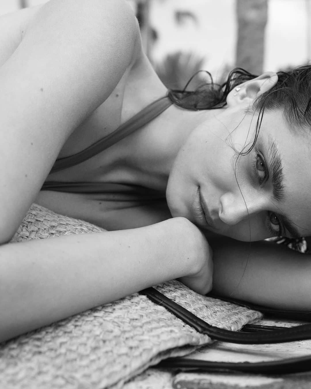 テイラー・ヒルのインスタグラム：「Zara Swim  💙 Photographer @karimsadli  Hair @damienboissinothair  Makeup @christellecocquet  Zara @juanluluis @martaacevedobetolaza @macarenareig」