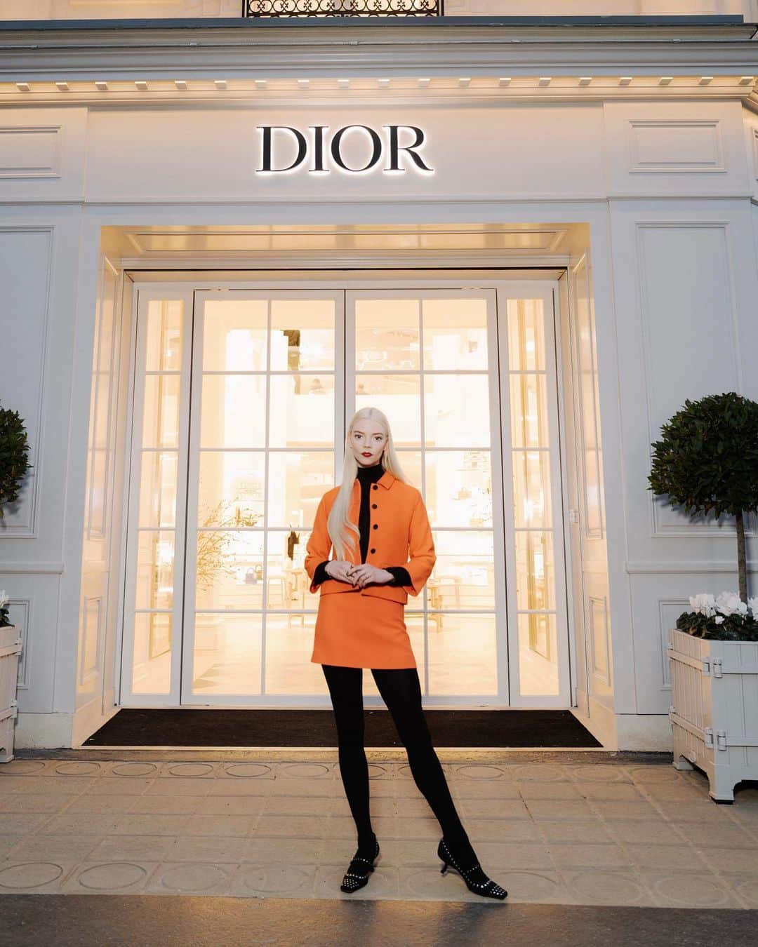 アニャ・テイラー＝ジョイさんのインスタグラム写真 - (アニャ・テイラー＝ジョイInstagram)「Accompany @AnyaTaylorJoy, Dior global ambassador for fashion and beauty, on her personal tour of La Galerie Dior, the dazzling 2000m2 exhibition space permanently dedicated to the House’s heritage and savoir-faire at the newly reopened #Dior30Montaigne. Awed by the soaring impact of the colorful 1874-piece Diorama display as well as by pieces such as the original #DiorBarJacket, discover her genuine enthusiasm, knowledge and curiosity in the full video on Youtube via the link in bio! © Video: @MelindaTriana Photos: @Pierre__Mouton Makeup: Valeria Ferreira for @DiorBeauty Dior Addict Lipstick Dior 8」3月12日 2時53分 - anyataylorjoy