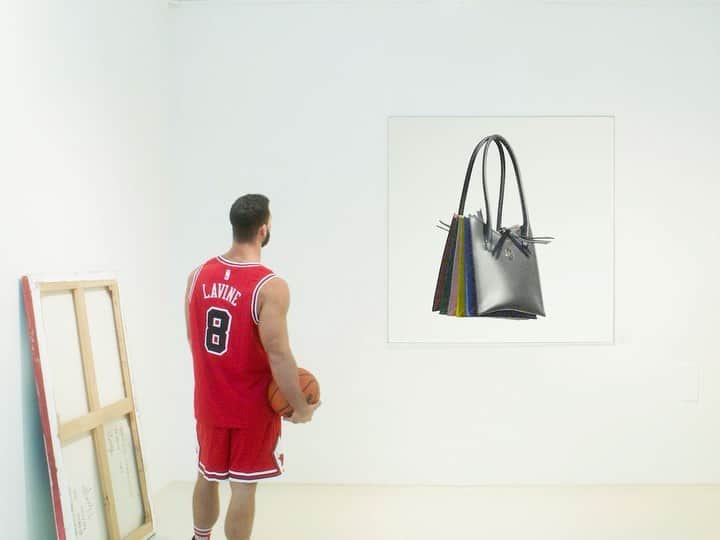 サラバターリアのインスタグラム：「THE ART GALLERY  / SARA BATTAGLIA BAGS /  FROM THIS SEASON AVAILABLE @ZALANDO  Ft. Plissè Tati Toy Tote  ART @bat__sara FILM @marco.celotti TALENT @gianmarco.costa92 STYLE @pasqualecangemi DOP @nicolacattanidop AC & FOCUS PULLER @mattia8aviani GRIP @francescostabili BOOM OPERATOR @carillo___ SOUND DESIGNER @sunbernardo.it MUA @terni.federico  NAILS ARTIST @unghiesupreme EDITOR @elitamontini COLORIST @ciccibuum GALLERIST @galleriaantoniobattaglia  #SaraBattaglia #ArtGallery  #SS22 #Zalando #Designers」