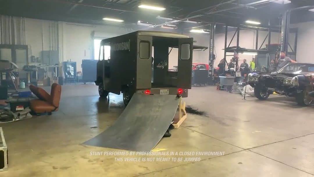 ケン・ブロックのインスタグラム：「Mini Hoonitruck deserves a mini Gymkhana film, right?? To celebrate the release of our very own RC version of the Hoonitruck, @thehoonigans made this rad little Gymkhana film. And, it’s epic! From drifting through the Tire Slayer Studios, to jumping through the Hoonigan Merch Van, to drag racing Roncar… this little film has it all!! Big thanks to @teamassociatedrc for bringing this thing to life and adding so much detail to this 1/10 scale electric beast, including my @fueloffroad “Block” wheels. You can snag one at Tire Slayer Studio’s bodega in L.A. or at Hoonigan.com. #Hoonitruck #Hoonigan #Gymkhana #TeamAssociated」