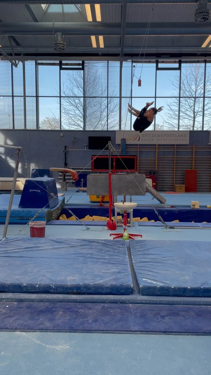 エリザベト・ザイツのインスタグラム：「Step by step 🥳  Even if it‘s hard to get back in shape - I try my best everyday 😌 #unevenbars #training #today #2022  #flying」