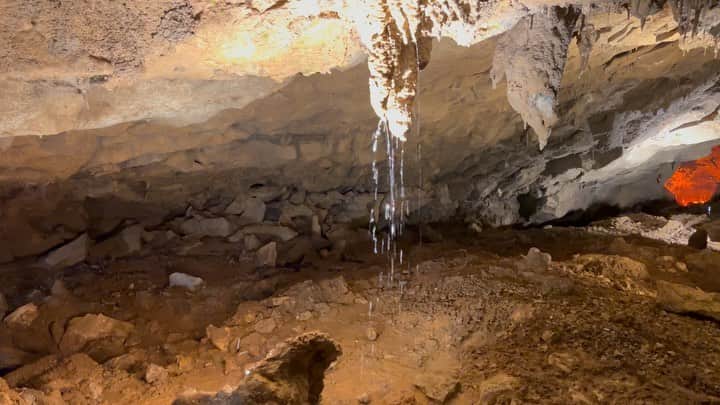 トム・リントンのインスタグラム：「Went on a cave tour of the venue we’re playing at tonight. Super cool, can’t wait to play!」