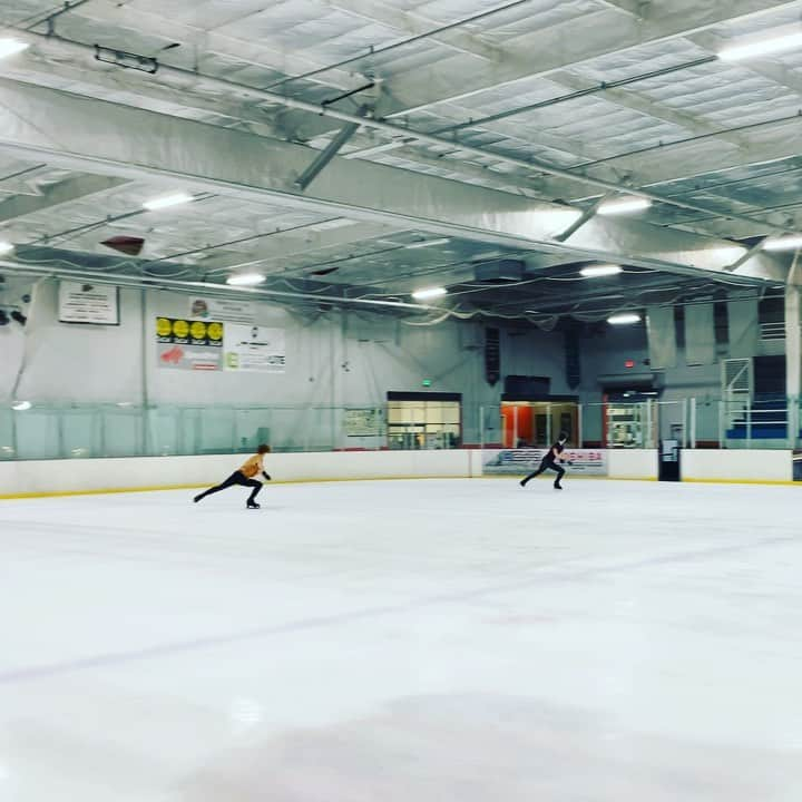 ジョナサン・カサーのインスタグラム：「Side by Side Quads  #usfigureskating #training #hardwork #friday #quad #quadtoeloop #sidebyside #figureskating #olympics #goal #dedication #proudcoach」