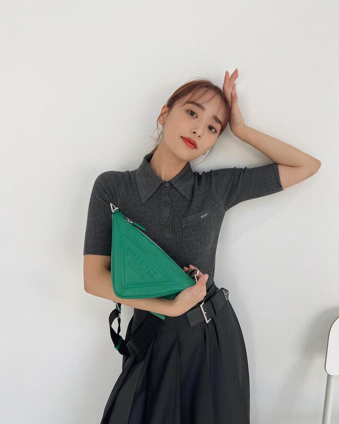 近藤千尋のインスタグラム：「@prada  の新作🤍🤍🤍 プラダ トライアングルかわいい💚  夫婦兼用でも使えそうなので、 トレンドのグリーンにしました☺️✨  @prada  #PradaTriangle  今日も頑張りましょー✌️🥰✌️」