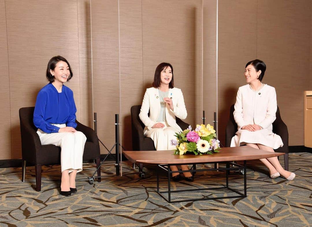 のインスタグラム：「今日、国際女性デーに合わせて女性議員おニ人と対談、本日の読売新聞朝刊に掲載されています🙌  サバサバパワフルに引っ張ってくれるリーダー松川るいさん、おっとりしなやかに人を惹きつけるリーダー本田顕子さん、魅力的なおニ人と誌面に載り切らないほど充実した対談をさせて頂きました。女性特有の健康、家事、育児、介護と仕事。家かキャリアか、未だにニ択を迫られる事が多い日本の働き方はお二人にとっても例外ではなく、それでも、なんとか両立しようと、現状を変えようと奮闘されているお2人との出会いはとても励みになりました。 Empowered women empower women🙌✨ 毎日綱渡りのスケジュールで、特に褒められることもなく、たまにイライラしながらもマルチタスクで頑張っている私たちは、日々やっている事にもっと自信を持って良いと思います😁😋  #国際女性デー#松川るい#本田顕子#参議院議員#女性議員#女性#internationalwomensday#eachforequal #breakthebias#empoweredwomenempowerwomen#読売新聞#八木早希」