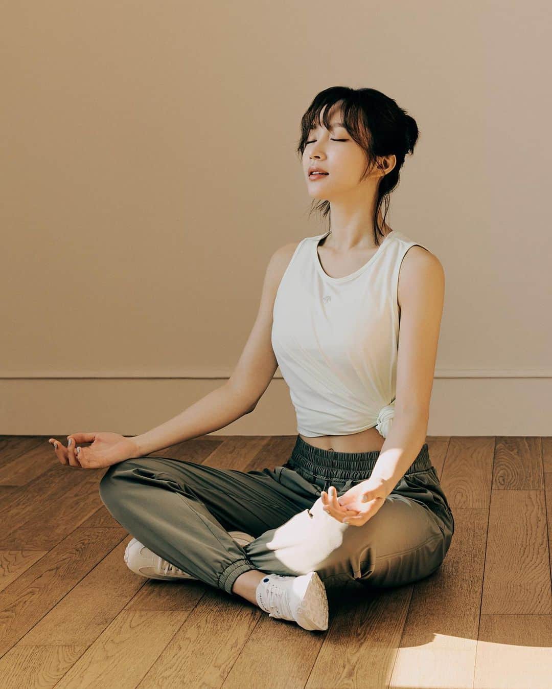 ハニのインスタグラム：「Building rapport with myself🌈  @descente_kr」