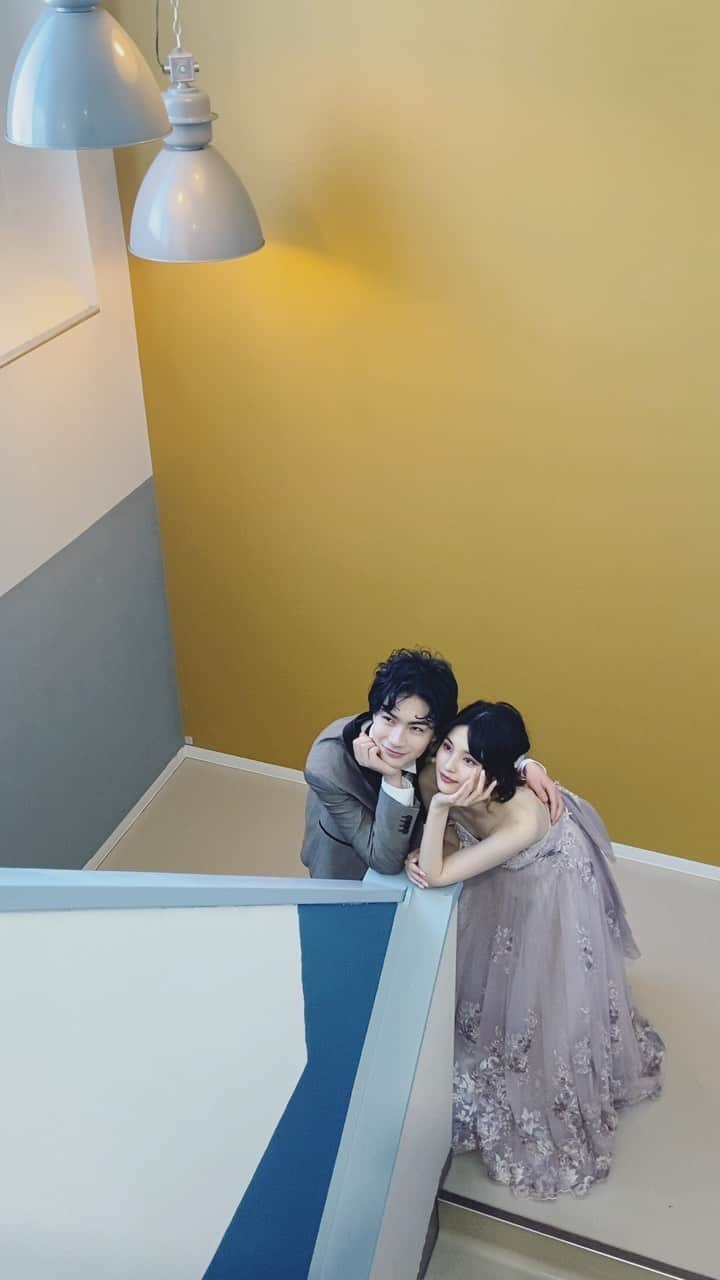 CLAIREのインスタグラム：「4月オープンのクレール高崎店ドレス撮影風景です📸 ・ スタジオじゃない空間も装飾が施されており、丸ごと撮影空間に💛 ・ フォトグラファーがポージングや表情など引き出しながら撮影します✨ ・ 高崎店にて事前来店相談受付中です♪ オンライン相談も可能です！ ・ @claire_takasaki  @clairebridalstudio」