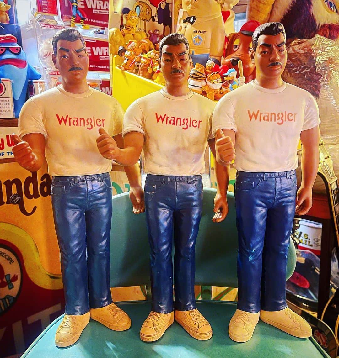 大川知英のインスタグラム：「70's Wrangler Advertising Store Display  Baron's👨🏾 最高にイカした身長40cmのラングラー男爵達👨🏾 髭にマッチョでこんがり肌でおスタイルも👍 サドルマンに負けないカッコ良さ🚬 これも10体は欲しい...upi🤡❗️ #wrangler#advertising#storedisplay  #70's#barons#vintage#最高にイカした男爵 #こんがりマッチョ髭#サドルマンに負けない #10体欲しい#ずっぽし#amecajiboys  #takatsubase #アメトイ部#YouTube #captain」