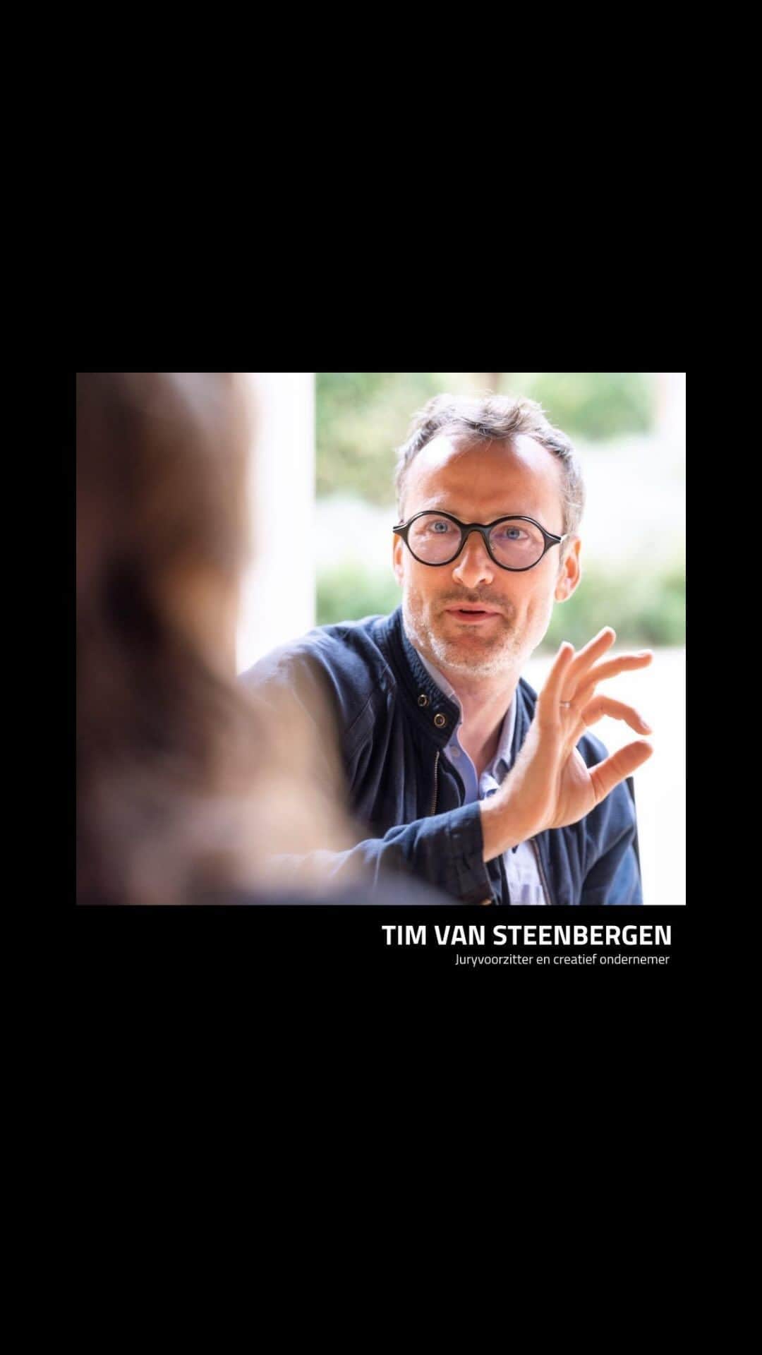 ティムヴァンスティーンバーゲンのインスタグラム：「Momenteel werk ik aan een project voor Bokrijk, waarbij in één van de erven in het Openluchtmuseum de kruisbestuiving tussen erfgoed, moestuinieren en gastronomie centraal wordt gezet.  Mede naar aanleiding van dit project ben ik samen met Pascale Naessens juryvoorzitter van de BKRK-award #Smaak.   Ontdek in dit filmpje meer over de BKRK-award.  @bokrijk @bokrijk_vakmanschap #BKRKaward #Smaak #bokrijk #vaklab」