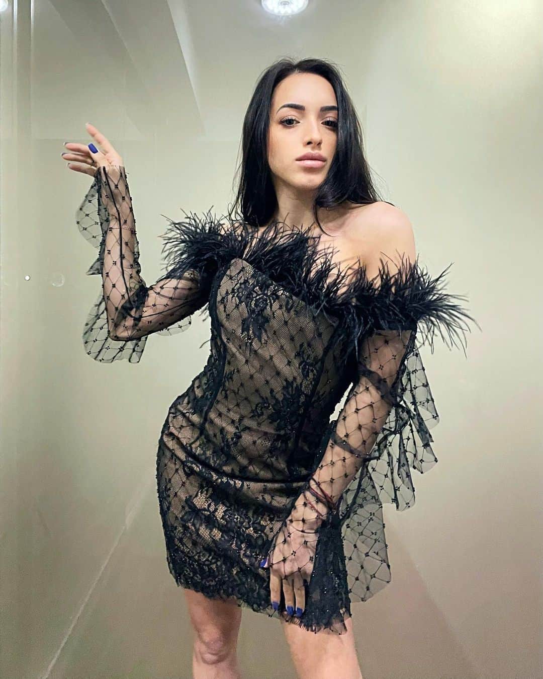 ラリサ・ヨルダケのインスタグラム：「8 MARTIE GIVEAWAY  Ce poate fi mai frumos decât să te simți bine în pielea ta indiferent de ocazie? Împreună cu atelierul de creație @larubo_design, am pregătim un #supergiveaway în cadrul căruia poți câștiga un voucher de 1.000 lei !  Care sunt pașii pentru a te înscrie?  1. Dă “follow” paginii @larubo_design 2. Etichetează în comentariu la această postare 1 prietenă care și-ar dori voucherul de 1.000 lei 3. Opțional, poți distribui postarea în story să celebrăm cum se cuvine Ziua Femeii  🌟 Te poți înscrie cu mai multe comentarii, însă fiecare comentariu trebuie să conțină alți prieteni etichetați.  Mult succes tuturor!�� 💃🏻💃🏻💃🏻 ________________________⠀⠀⠀⠀⠀⠀⠀  𝐓𝐞𝐫𝐦𝐞𝐧𝐢𝐢 𝐬̦𝐢 𝐜𝐨𝐧𝐝𝐢𝐭̦𝐢𝐢: 1. De premiu (voucherul în valoarr de 1.000 lei) va beneficia un singur câștigător, selectat la întâmplare, printr-o aplicație dedicată, în cel mult 48h de la momentul încheierii giveaway-ului. 2. Giveaway-ul se desfășoară între 8 și 13 martie 2022, până la miezul nopții, GMT. 3. Câștigătorul va fi anunțat public prin tag la postare și un mesaj privat. 4. Se va alege un câștigător și 3 rezerve care au îndeplinit toate condițiile, în cazul în care nu vom reuși să contactăm câștigătorul în descurs de 4 zile, premiul merge la următorul din listă. 5. Concursul este valabil doar pentru participanții aflați pe teritoriul României.� 6. Câștigătorul trebuie să îndeplinească toți pașii și să accepte termenii și condițiile concursului. �7. Voucherul este valabil pentru achiziția online a produselor Larubo, de pe larubo.ro, sau în locația fizică.  �#larubogiveaway #larubo #ziuafemeii #8martie #giveaway」