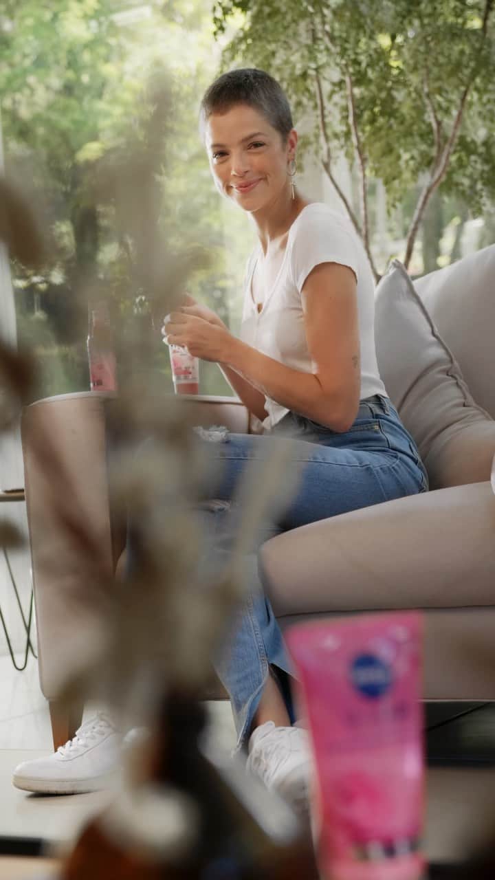 アガサ・モレイラのインスタグラム：「Vocês já pararam para pensar o quanto nós mulheres temos uma #dualidadefeminina e como convivemos com esses opostos? A @NiveaBrasil me convidou para refletir sobre o tema, contar um pouco sobre minhas experiências e como tudo isso faz parte da minha personalidade. Toda essa reflexão vem para apresentar a nova linha NIVEA AQUA ROSE que une a #delicadeza da água de rosas orgânica e poderosos ingredientes como o ácido hialurônico e tecnologia micelar, composta por 5 produtos para uma rotina completa de beleza facial da mulher multifacetada que deseja uma pele mais limpa, macia e suave.  Agora me conta aqui nos comentários: Vocês também enxergam essa dualidade no seu dia a dia? #publi #NIVEAAquaRose」