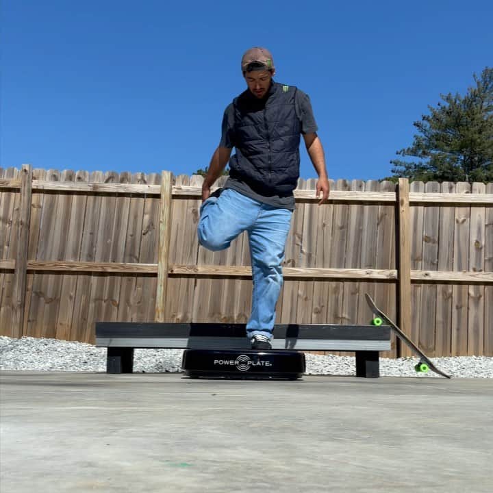 ケビン・ホーフラーのインスタグラム：「Thanks @powerplateusa ! And a special thanks for @drdavidsales for bringing this machine to my life 10 years ago.  #LifeChanging 🕺🏻」