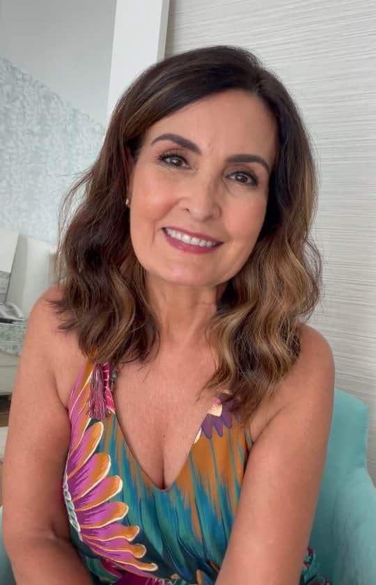 ファチマ・ベルナルデスのインスタグラム：「Reunião presencial? Temos. Recomeço.」