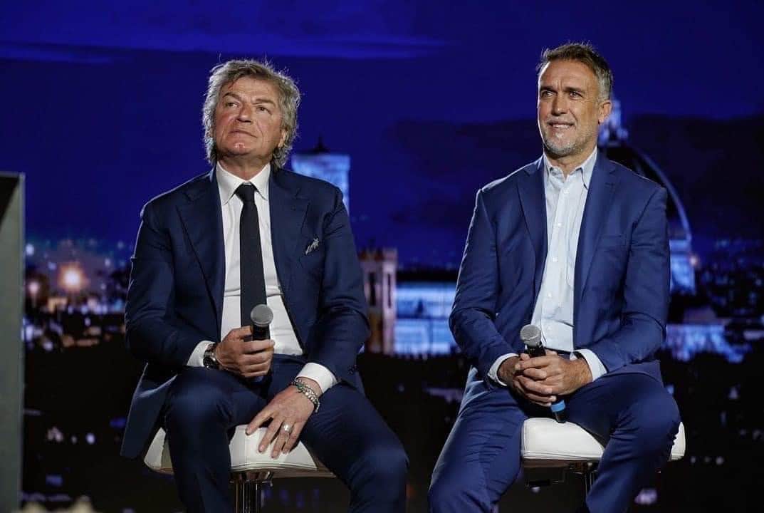 ジャンカルロ・アントニョーニのインスタグラム：「Io e Bati alla presentazione del nuovo stadio. Accolti con grande affetto, Firenze sempre con noi ⚽️❤️」