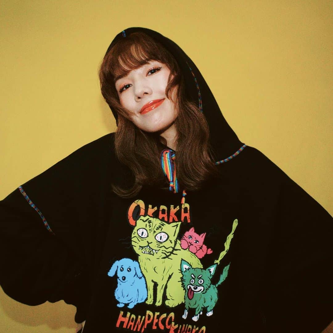 仲里依紗のインスタグラム：「お待たせしました❣️❣️ 本日朝9時から夜０時まで❣️ ギャングオブフォーGOKIGENフーディーが受注販売いたします🐕🐈💕 受注販売なので欲しい方全員購入していただけます🌈✨ 先日の販売でフーディーを購入していただけた方々のインスタを覗くと着心地やサイズ感など高評価いただいております😭🙏 みんなありがとう🥺❤️❤️❤️ オーバーサイズだけど丈の長さを若干短くて短足に見えないようにしました👍👍✅  デリバリーや詳しい情報は @re._oyoufukuyasan_  をチェックしてね🌺🌐🌈💕✨」