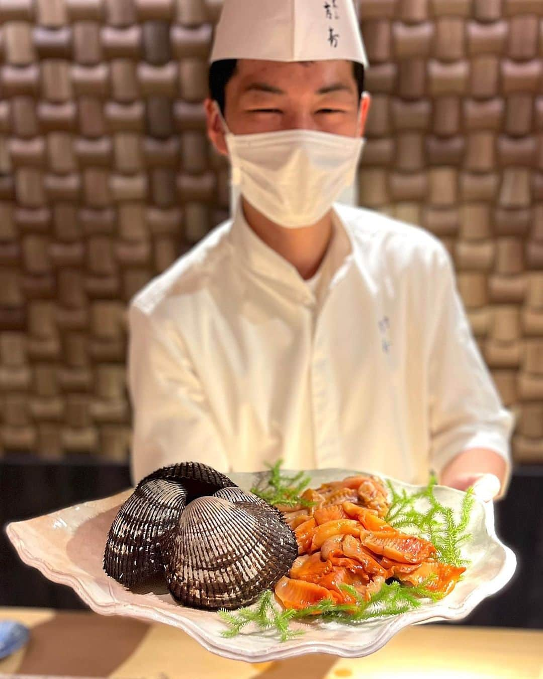 みぃみさんのインスタグラム写真 - (みぃみInstagram)「京都一ツ星【東山 吉寿】②食材＆調理 臨場感満点！眺めているだけでワクワクドキドキ！ ⁡ 2月のテーマは【命と感謝】と掲げただけあって、ジビエが数多く登場いたしました。私はジビエが大好きで、特に脂の甘み旨みが絶品な熊や猪が好きです。鴨→猪→熊と3連発で続いた流れにヴォルテージは最高潮！最後は鴨蕎麦で〆るというセンスの光るコース構成にノックアウト！今回も終始笑顔溢れる楽しいひと時でした。全品ハズレ無しで最高です( › ·̮ ‹ )💕 ※お料理は次のポストへと続きます ※アメブロ・食べログ・Google投稿済 ⁡ ⁡ ■東山吉寿2018年9月のオープン以来大人気、店主 鈴木吉寿氏の飽くなき探究心、確かな知識、卓越した技が詰まった、ミシュラン京都一つ星の日本料理店。毎月まったく違ったテーマで愉しませて下さるので、いつ訪れても新鮮でワクワク♪ お料理はもちろん、利き酒師でもある鈴木大将のお酒のラインナップも素晴らしい。また、随所に趣向を凝らした演出や、キャラ立ちされている鈴木吉寿大将のウィットに富んだ軽快なトークも大きな魅力！ ⁡ ■店主：鈴木 吉寿（スズキヨシヒサ）さん 1977年、滋賀県生まれ。幼少の頃より料理人になると決めていた。日本料理店や割烹で研鑽を積み、調理師免許のほか、滋賀県のふぐ調理師免許、日本酒の利き酒師の資格を取得。【京 YUNOHANA RESORT 翠泉】ではホテルオープン当初より料理長5年務める。2018年9月【東山 吉寿】独立開業 @yoshihisa.1208suzuki  ⁡ ⁡ #東山吉寿 （ひがしやまよしひさ） #京都 #日本料理 #ミシュラン #食べログ 4.18 #食べログアワード 2022bronze #予約困難店 #年内ほぼ満席 #おすすめのお店 #お気に入りのお店 #素敵な大将 ⁡ ⁡ #michelin #michelinstars  #グルメ#japanesefood #japanesecuisine #in  #instafood #gourmet #instagourmet #kyoto #京都グルメ #関西グルメ #canon #一眼レフ #懐石料理 #京料理 #食べ歩き」3月8日 6時34分 - miimi__miimi