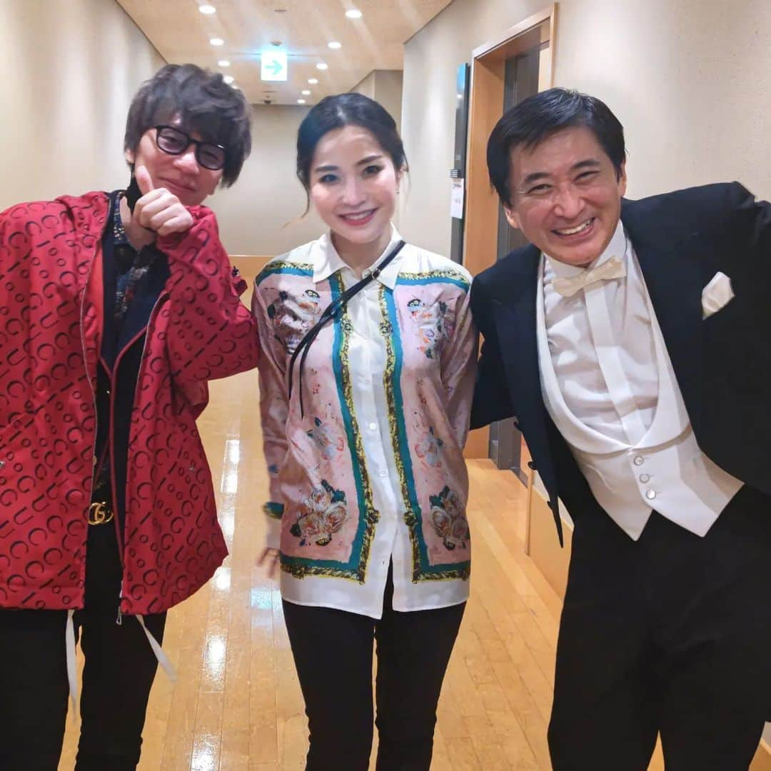 藤岡幸夫さんのインスタグラム写真 - (藤岡幸夫Instagram)「先日の群馬交響楽団の東京公演に大人気作曲家の菅野祐悟さんが来てくれました。 ウォルトンのヴァイオリン協奏曲の神尾真由子さんの超セクシーにして情熱的な素晴らしい演奏に感動感激してくれました。  ２０２４年２月の東京シティフィル定期で、菅野祐悟さんが神尾真由子さんのために作曲する協奏曲を初演したす🔥  先日の菅野さんが宮田大さんや須川展也さんに書いた協奏曲が凄かったので、ヴァイオリン協奏曲もとっても楽しみ🥰🥰  #神尾真由子 #菅野祐悟 #藤岡幸夫」3月8日 7時46分 - sachio_fujioka