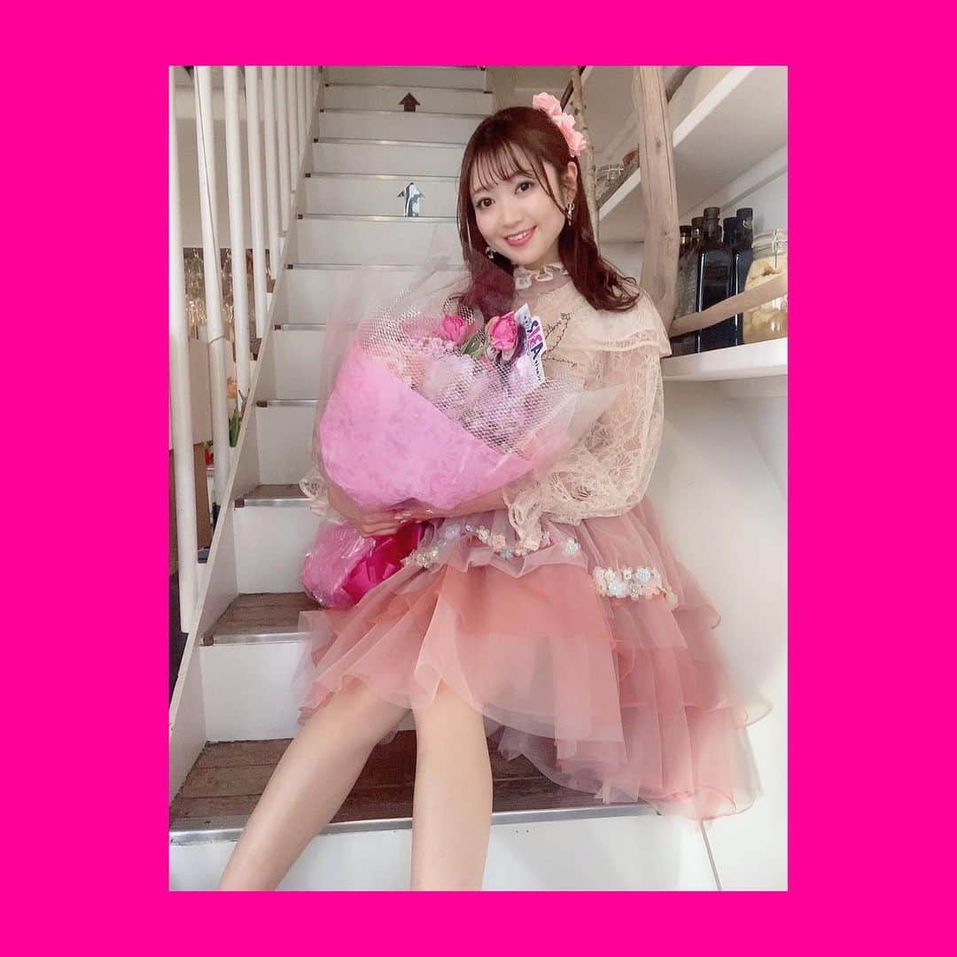 成田梨紗のインスタグラム：「31歳にもなって ぶりぶりな衣装を着てしまった😏😏😏 ⁡ 関わって下さったみなさまに感謝の気持ちでいっぱいです！ ⁡ 3月1日で31歳になったのでサーティーワンがたくさん〜🍨🍨🍨 ケーキは13歳にしてくれてた優しさ〜さすがすぎて笑っちゃう〜🤣🤣🤣 お花も嬉しい💐 グッズはパパとママにもって、いつも3個用意してくれる優しさ！ 　　　 なんだろう。 久しぶりにみなさまに会ったのに、全く久しぶりな感じがしなくって… 家族みたいにいつも戻れる場所を作って下さり、本当にありがとう🥺💕 ⁡ なかなかお会いできなくなりましたが、 こうやってたまに思い出してくれることがわたしの幸せです！ ⁡ 31歳🍨素敵な幕開けになりましたヽ(´▽｀)/ ⁡ #3月1日生まれ #31歳 #31  #31thbirthday #サーティーワン #🍨  #live #loftheaven」