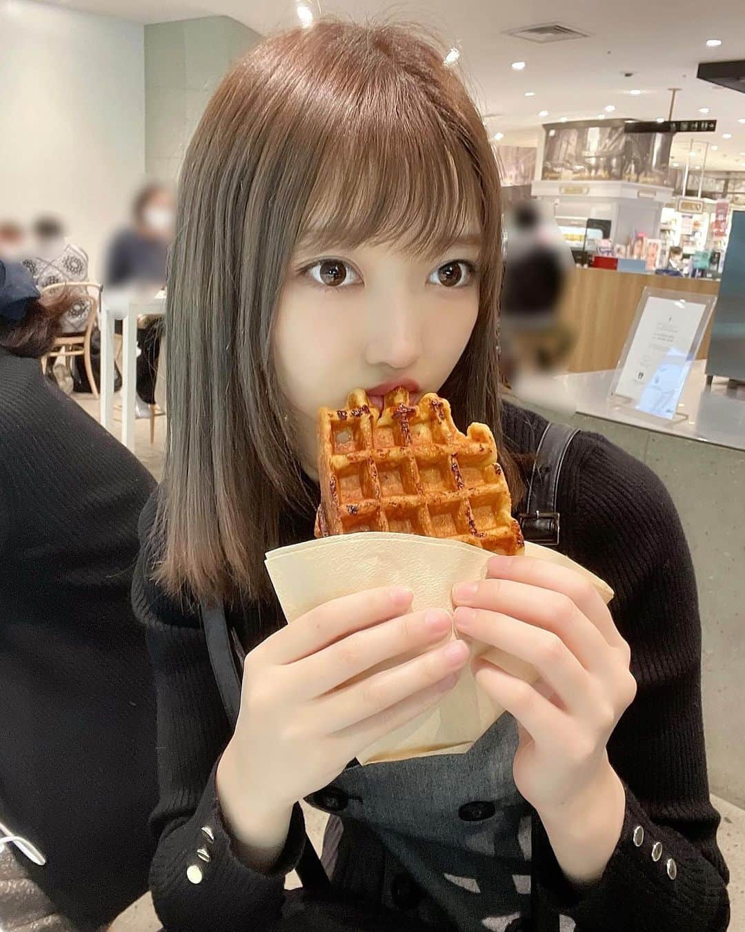 吉沢朱音さんのインスタグラム写真 - (吉沢朱音Instagram)「⋆｡˚ᎶᎾᎾⅅ MᎾᎾRᏐℕᎶ⋆｡˚☀︎ 焼きたてワッフル何でこんなに美味しいの〜🧁 サクサクふわふわがたまらん、、、 . . . #ワッフル #いっぱい食べる君が好き ？ #食いしん坊 #食べる #japanesegirl」3月8日 8時47分 - nesomagic72