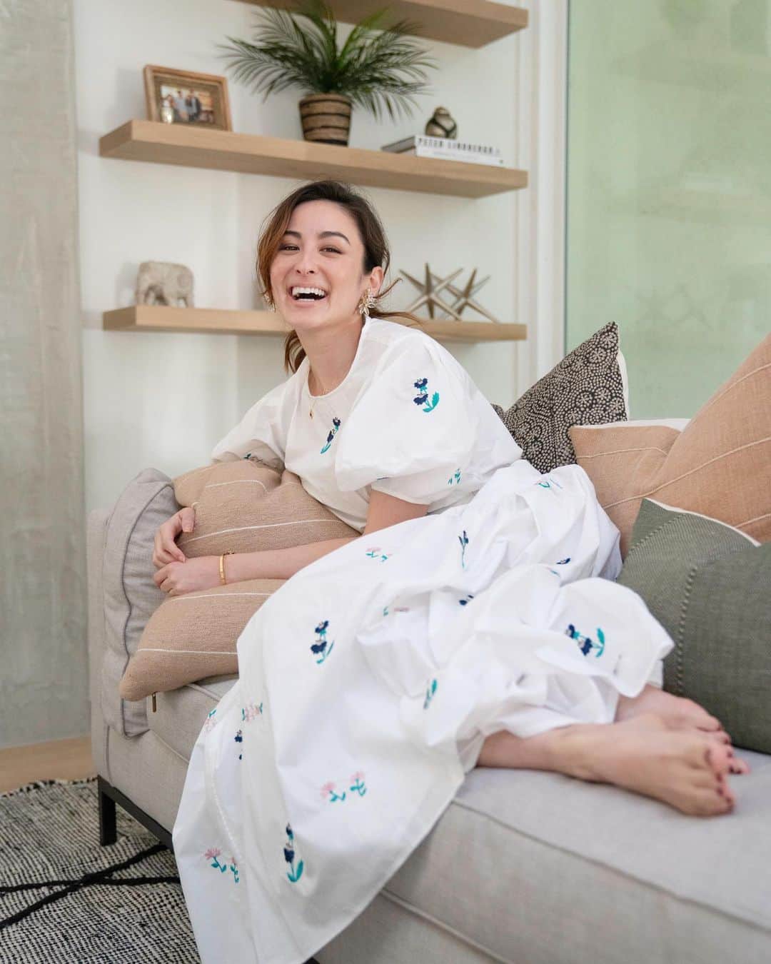 オードリー亜谷香のインスタグラム：「Check out @chesty_official latest Spring/ Summer catalogue to see what I’ve been up to, and for the ever chic clothing 🤍🌸」