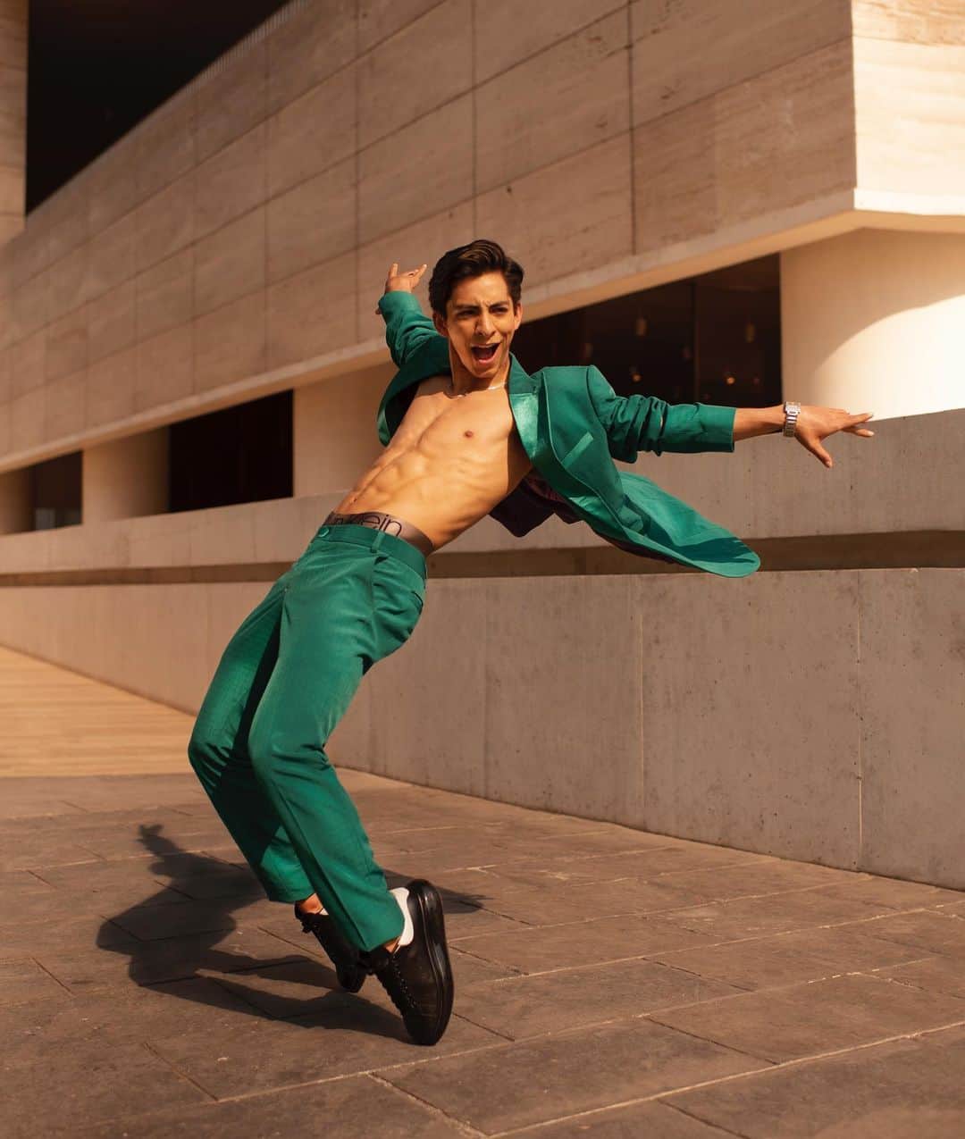 Donovan Carrillo Suazoのインスタグラム：「Shooting w/ @donovandcarr 🖤 #mycalvins @calvinklein  • Styled by @steph.abrajan  Grooming by @velveetmuah  @marcomanero @opheliasr」