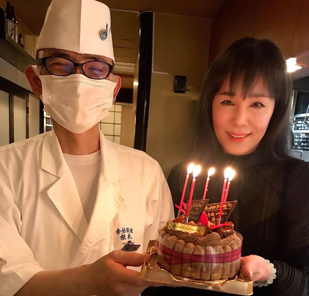 のインスタグラム：「弟と誕生日🎂を祝って頂きました🎉 弟が2日、私が9日の３月生まれ❣️  今年も着付けや衣装でお世話になっている下辻先生と2人で、弟のお店でお誕生日会🎊 下辻先生が2人一緒に祝って下さいました🥂🍾  #誕生日会  #季節料理根本　#根本勝義 #下辻久子　#着物着付け #未唯mie  #ミイ　#みい」