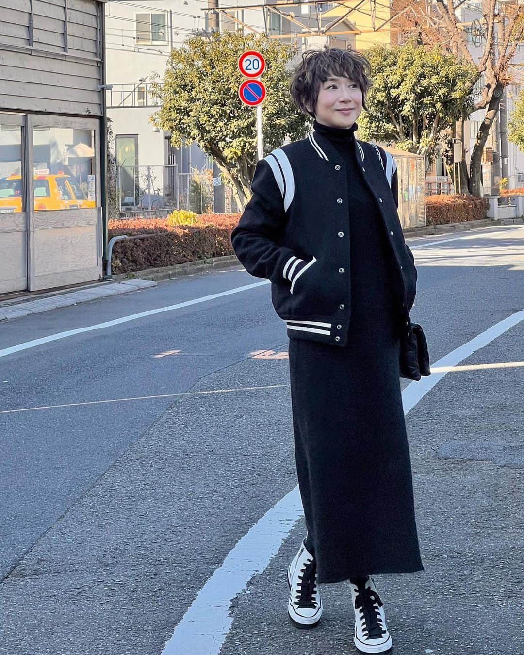 のインスタグラム：「. 冬の黒まみれな私のコーディネートにとても役立ってくれた白いスェードのスニーカー👟  で、こんな黒のコーディネートの時、胸毛？笑 と思うぐらいごまとろむぎの毛🐈‍⬛🐶🐈がついてることがある…🤣 ひたすらコロコロする日々。 私もソファもベッドもコロコロコロコロコロコロ…  #冬の黒コーディネート #anndemeulemeester のスニーカー #コロコロさんありがとう  #明るいところで見るとまだまだ付いてる #黒田知永子 #chiekokuroda」