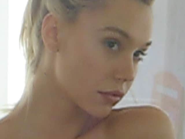アレクシス・レンのインスタグラム：「Don’t think about it too much」